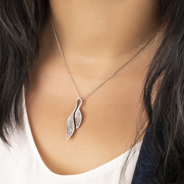 0,02 Karat Pırlantalı Gümüş Zambak Yapraklı Kolye TD50