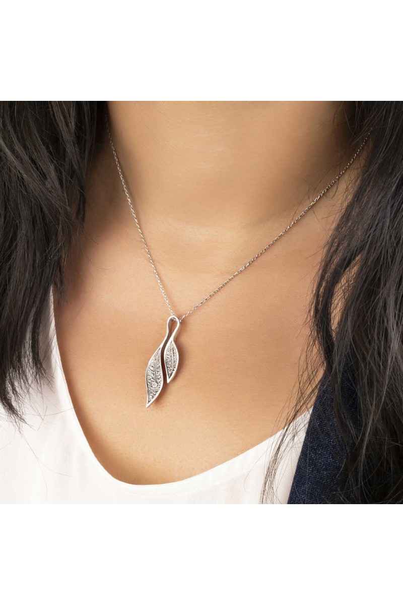 0,02 Karat Pırlantalı Gümüş Zambak Yapraklı Kolye TD50