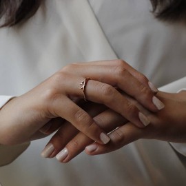 8 Ayar Altın Günlük Minimal Hilal Sallantılı Yüzük